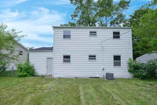 Building Photo - 3302 Sundale Rd