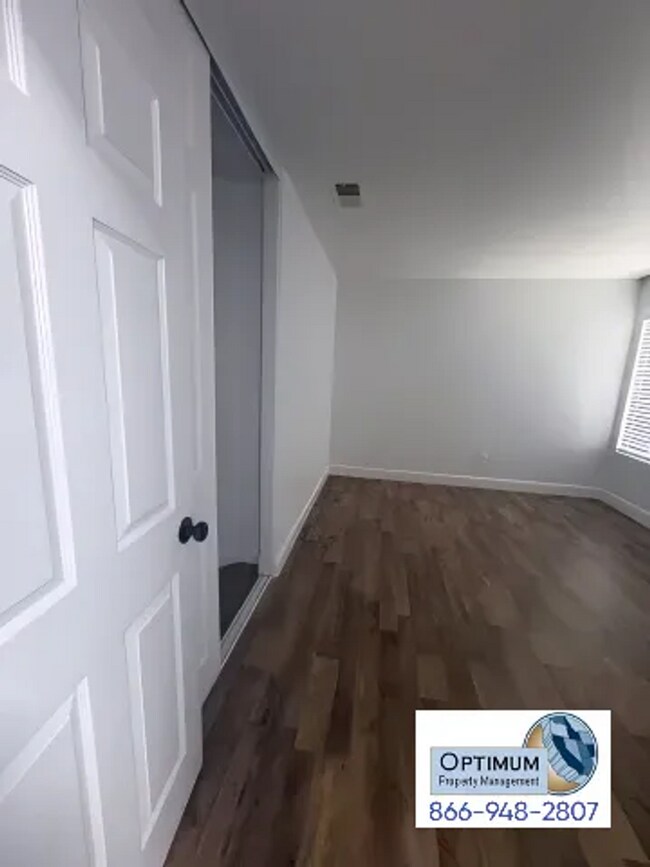 Building Photo - Spacious 4-Bedroom Home with Elegant Finishes & Convenient Location