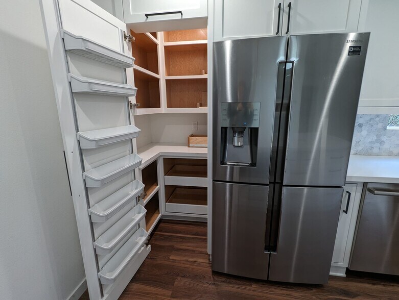 Building Photo - 4466 Sherman Oaks Cir