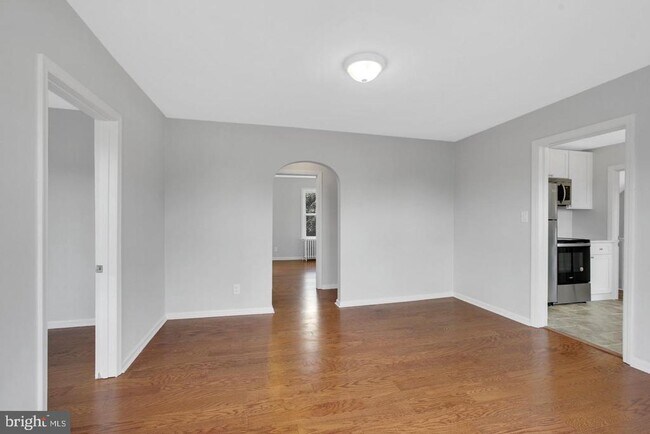 Building Photo - 121 E Browning Rd
