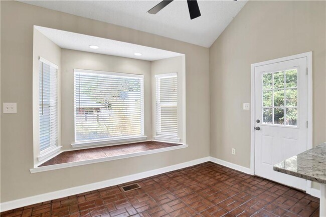 Building Photo - 708 Monarch Dr W