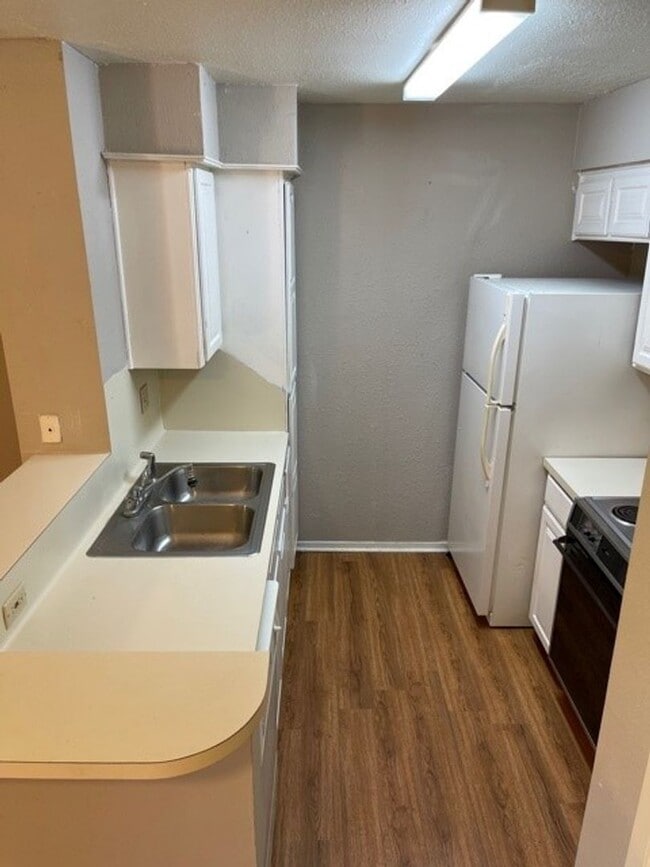 Building Photo - Spacious and bright 2 story condo!