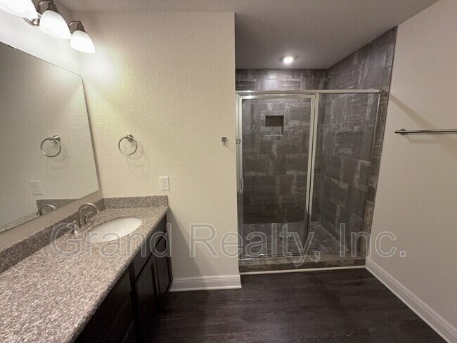 Building Photo - 5033 Peach Dr