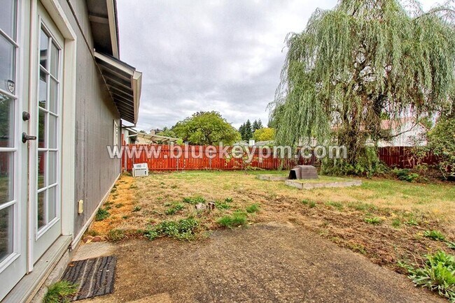 Building Photo - 3 Bed, 2 Bath Home Off SR 500 at NE 54th A...