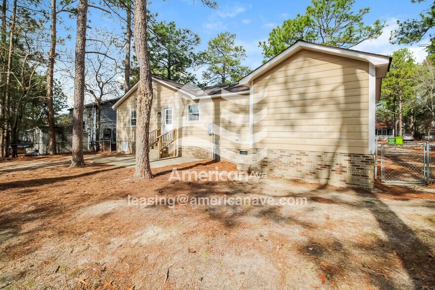 Building Photo - 216 Pond Ridge Rd E