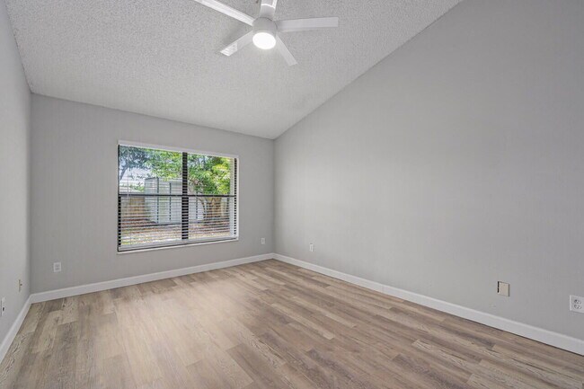 Building Photo - 2871 SE Hutchings Ave