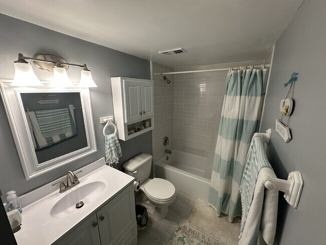 Building Photo - Villa Vista Condo  Available May 1st