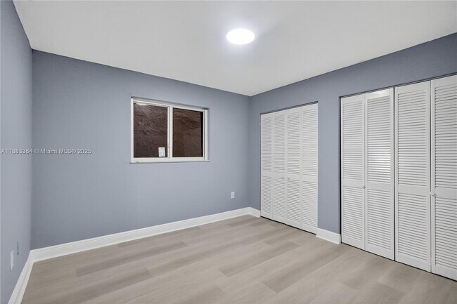 Building Photo - 10000 NW 80th Ct