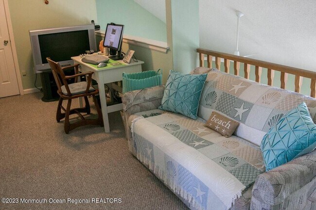 Building Photo - 10 SE Central Ave