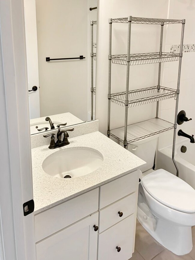 Building Photo - Modern and Luxurious 3 Bed/2.5 Bath in Atlee