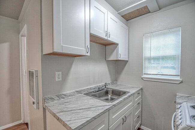 Building Photo - Charming Bungalow!