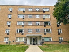 Building Photo - 2035 W Granville Ave