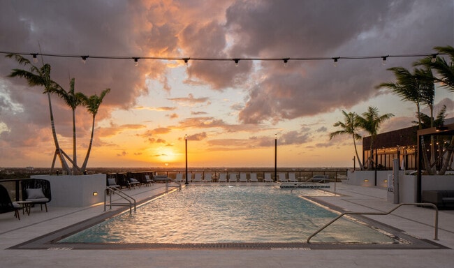 Building Photo - Oaklyn