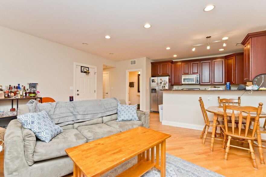 Building Photo - 2414 W Moffat St