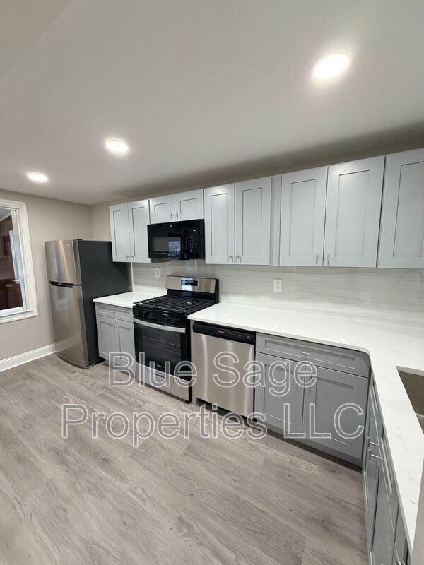 Building Photo - 402 Rively Ave