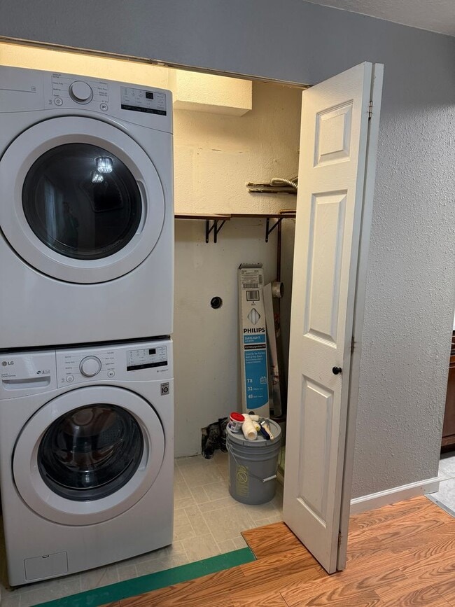 Building Photo - 3 Bedroom 2 Bath Lower Unit Walkout Patio ...