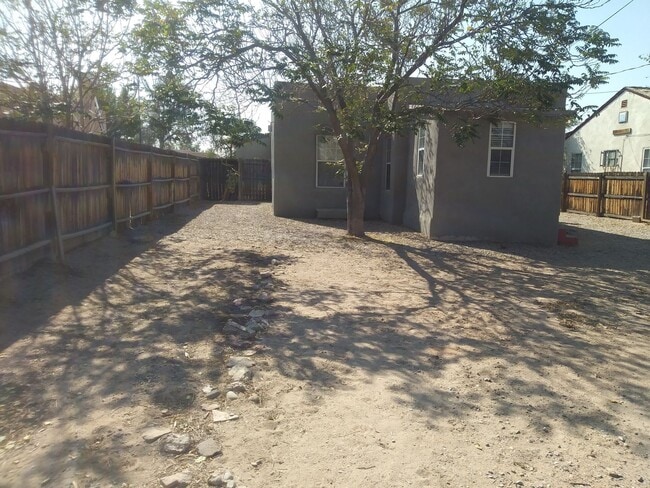 Building Photo - 2 bedrooms, 1 bath, fenced yard near CNM, UNM