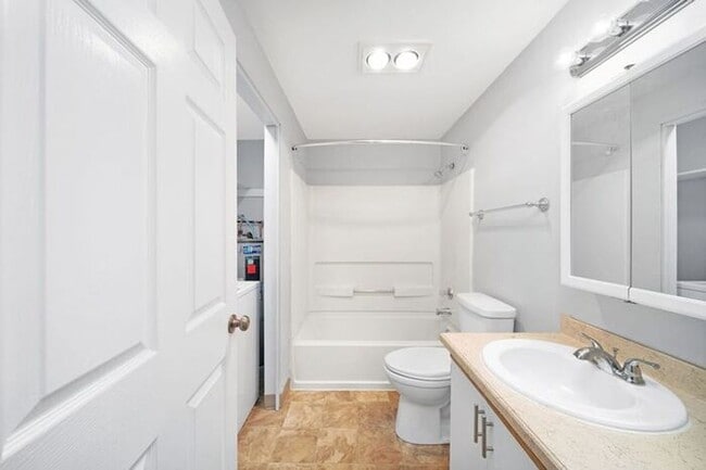 Building Photo - Spacious 2 Bed, 1.5 Bath. townhome with Washer and Dryer!
