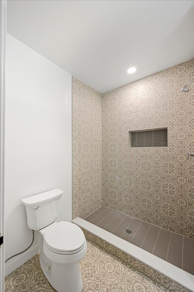 Bathroom - 2037 McCulloh St