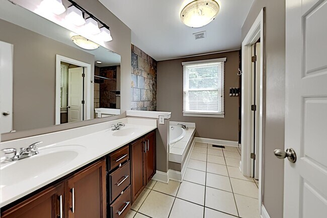 Building Photo - 534 Whispering Hills Dr