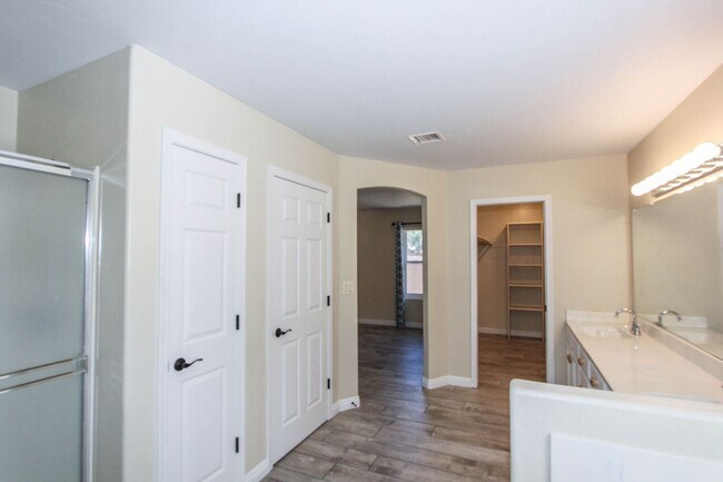 Building Photo - 3 Bedroom Home in Viewpoint East  Applicat...
