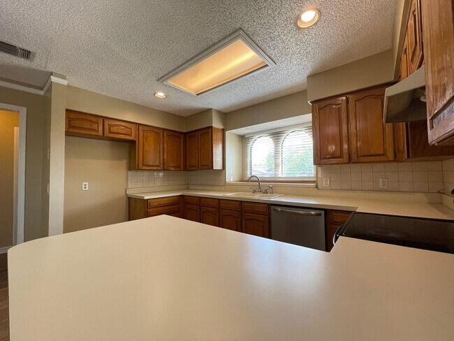 Building Photo - 3 Bedroom 2 Bath and 2 Car Garage