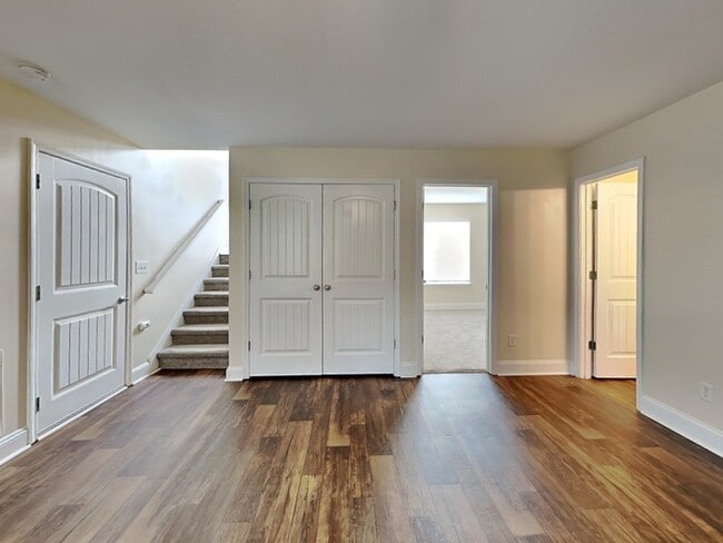 Building Photo - Beautiful 6 Bedroom Home located in Hampton!