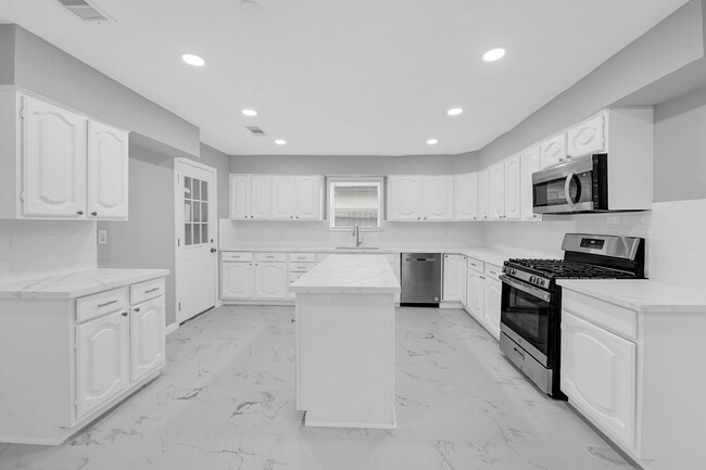 Building Photo - 1304 Sage Dr