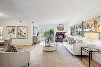 Building Photo - Elegant 2BR Condo with Golf Course Views i...