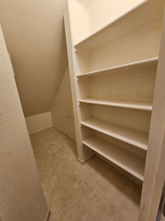 Building Photo - Beautiful Townhome - Great Location - Gara...