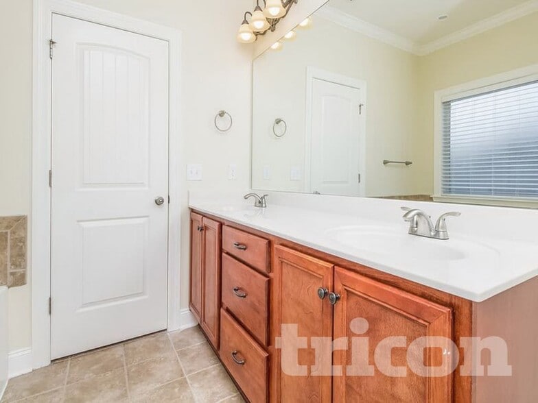 Building Photo - 1527 Dewsbury Dr