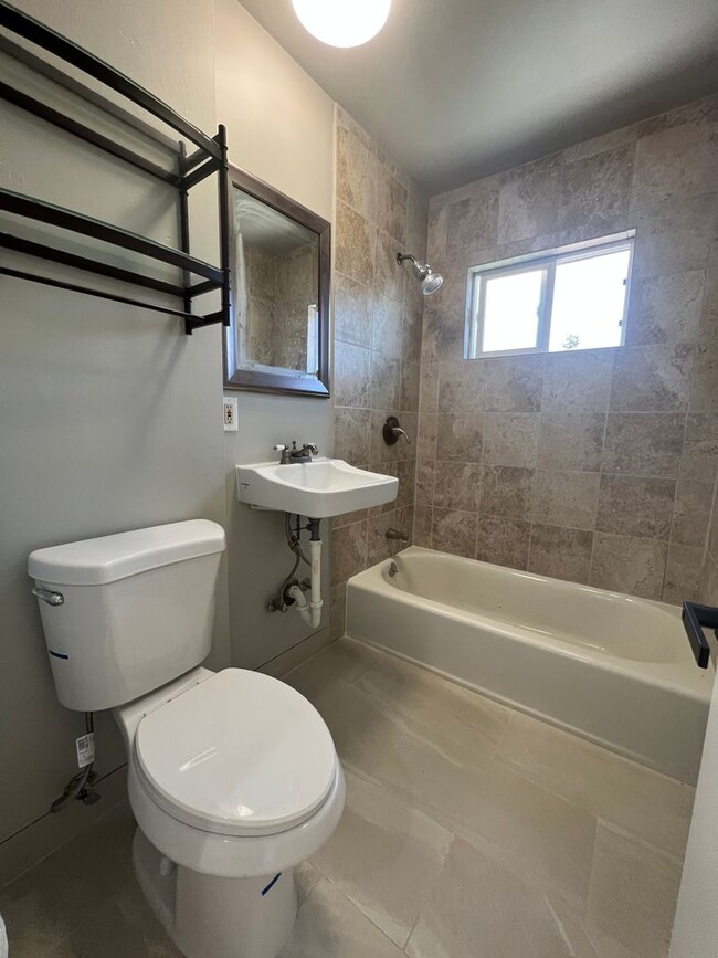 Building Photo - One Bedroom, Super Cute! Midtown duplex unit