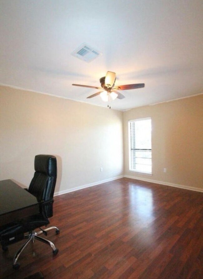 Building Photo - RENT RENTAL NEAR UL LAFAYETTE!