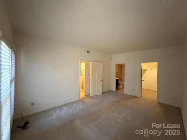 Building Photo - 1016 Queens Rd