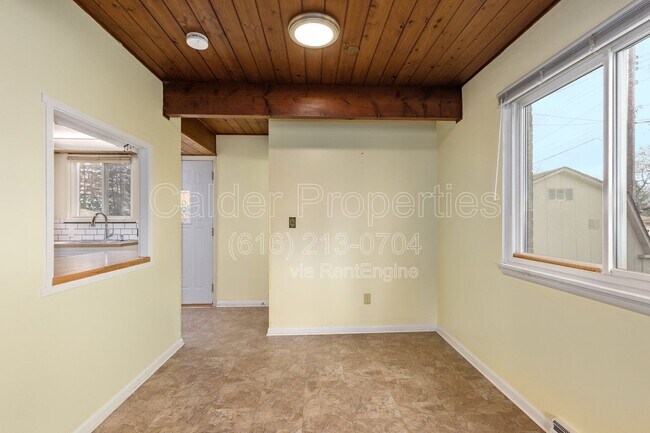 Building Photo - 841 Houseman Ave NE