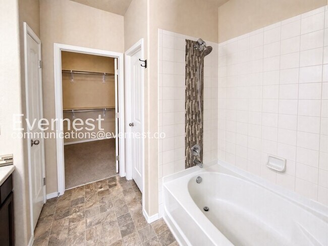Building Photo - 3 Bed/2.5 Bath Townhome with Modern Amenities / Available Now!