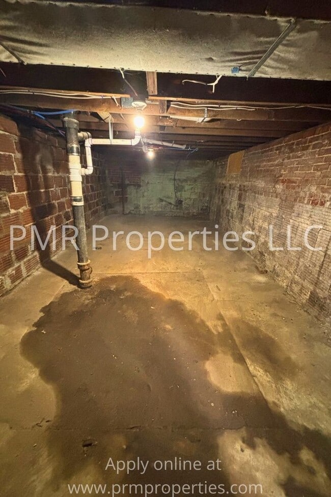 Building Photo - 2 Bedrooms / 1 Bathroom House