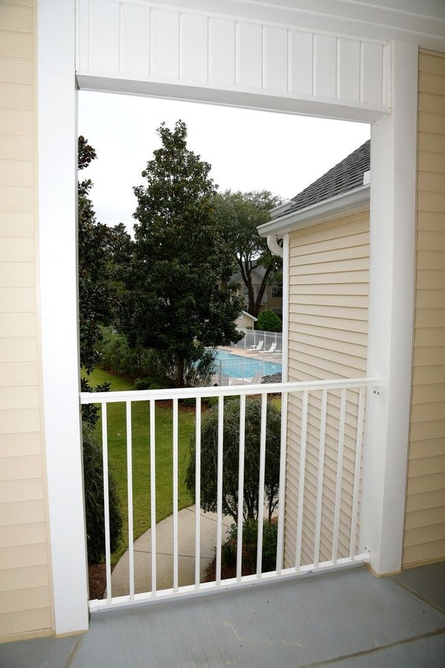 Building Photo - Charming Unit Close to the Pool!