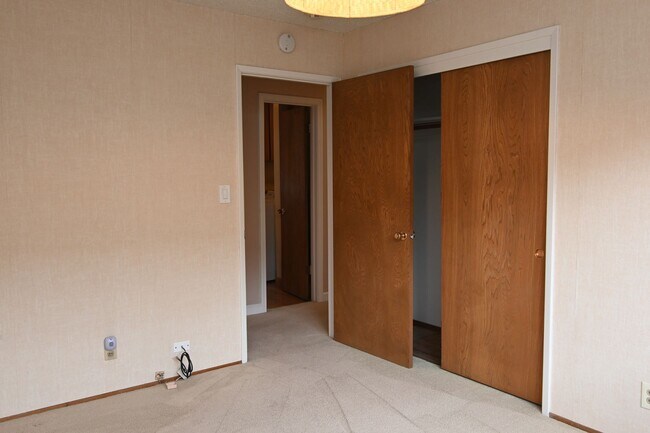 Building Photo - Prime Willow Glen, Just In Time for the Ho...