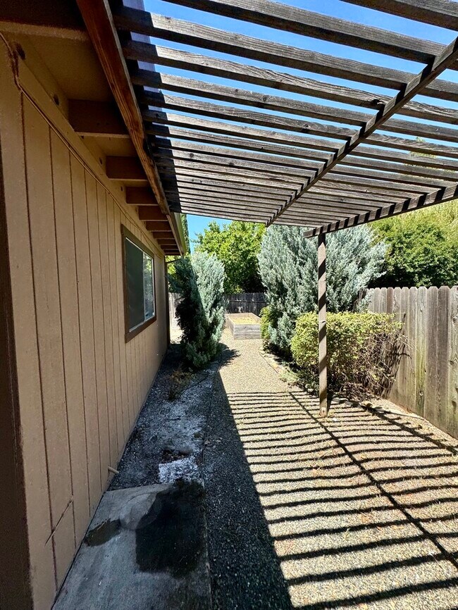 Building Photo - 2/2 duplex in Fair Oaks