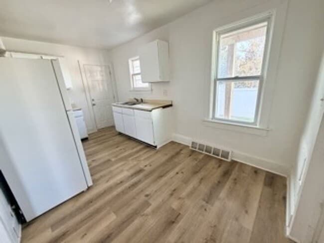 Building Photo - VIDEOTOUR: Across from Joannes Park and Aquatic Center! PETS WELCOME