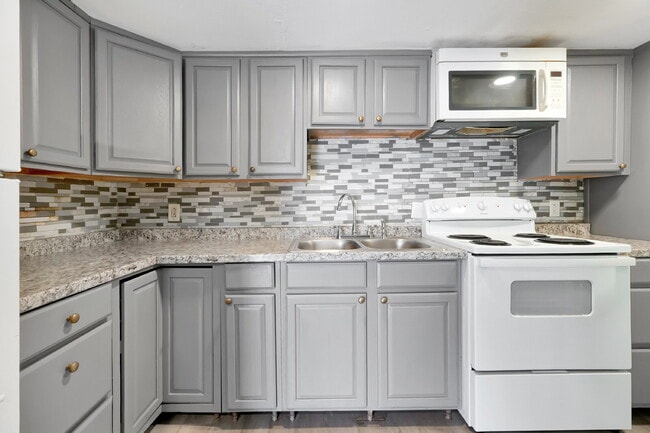 Building Photo - "Bright 2-Bed, 2-Bath Condo Retreat with Pool & Lake Views"