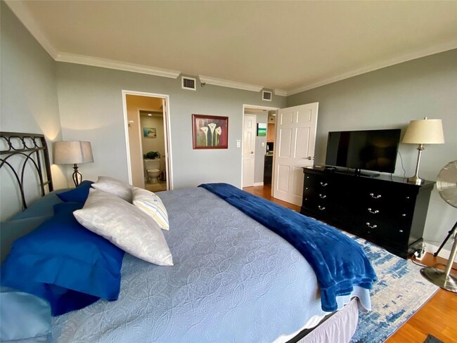 Building Photo - 5220 Seawall Blvd