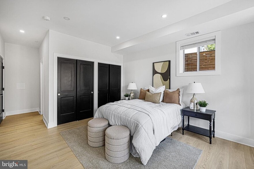 Building Photo - 616 Kenyon St NW