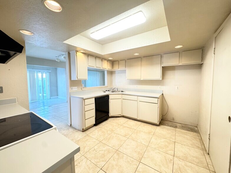 Building Photo - 401 NE 115th St