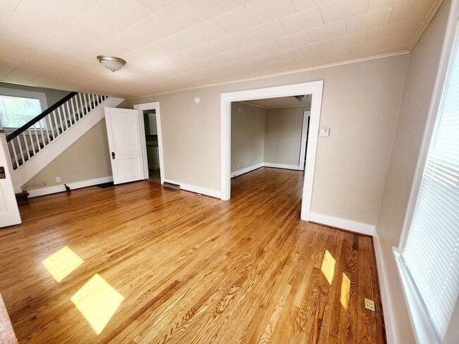 Building Photo - 3 Bed/2 Bath House Located in Suncrest Lawncare included - Available NOW