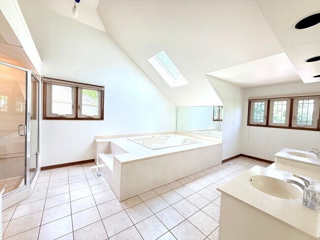 Building Photo - 2318 River Woods Dr