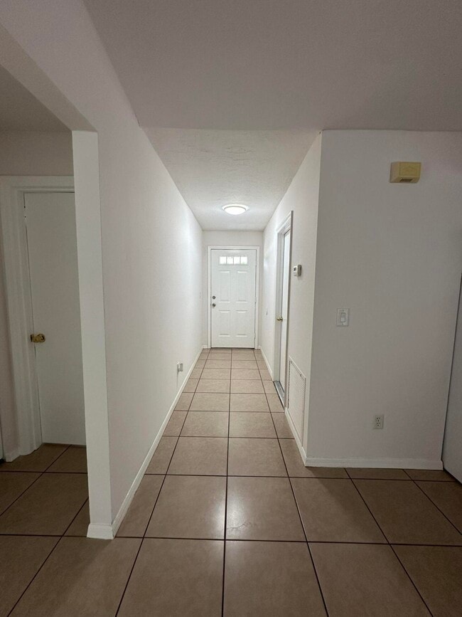 Building Photo - 1217 Schumann Dr