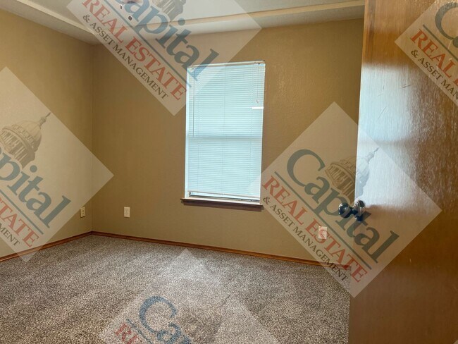 Building Photo - Charming 3 Bedroom