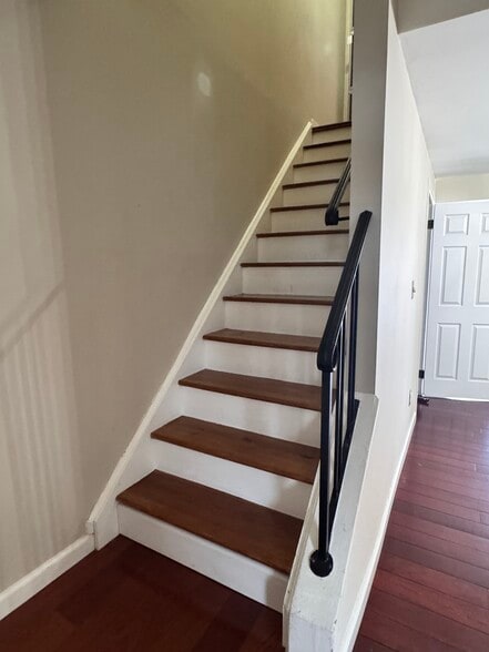 Building Photo - 489 Madison Dr